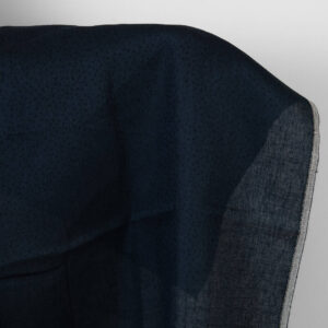 Pellava-villakangas musta tummansinisillä pilkuilla