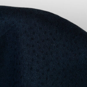 Pellava-villakangas musta tummansinisillä pilkuilla