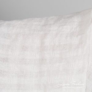 Luonnonvalkoinen pellavakangas läpikuultavin ruuduin pesty