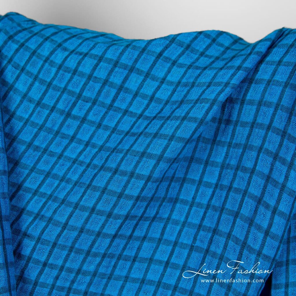 Pellavakangas kirkkaansinisillä ruuduilla pesty 3 Linen fabric in bright blue checks, perfect for clothes and home textile