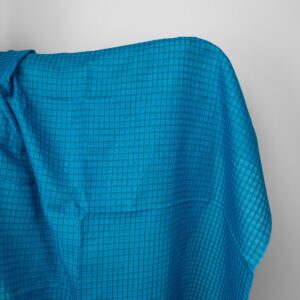 Pellavakangas, sähkönsiniset ja turkoosit läpikuultavat ruudut