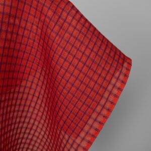 Pellavakangas, punaiset ja violetit läpikuultavat ruudut