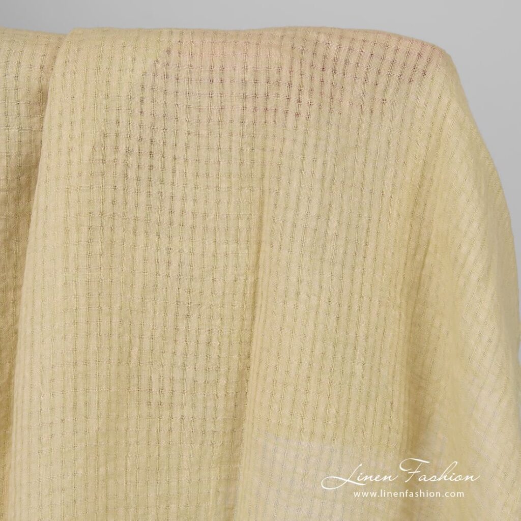 Pesty keltainen harvakudoksinen ruudullinen pellavakangas 2 Yellow openweave linen fabric with checks