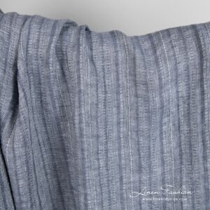 Siniharmaa pellavakangas pystyraidoilla pesty