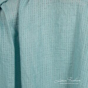 Sinivihreä pellavakangas läpikuultavilla ruuduilla pesty