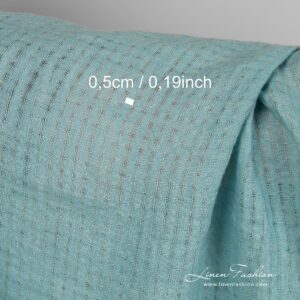 Sinivihreä pellavakangas läpikuultavilla ruuduilla pesty