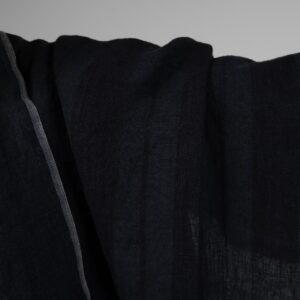 Pesty pellavakangas, mustat ja tummansiniset raidat