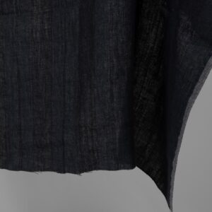 Pesty pellavakangas, mustat ja tummansiniset raidat