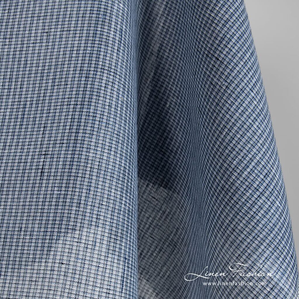 Sininen pellavakangas läpinäkyvillä ruuduilla 2 Blue linen fabric ends